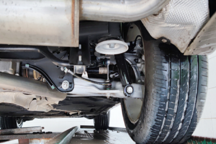 BMW X5 xDrive30d sử dụng động cơ 6cyl thẳng hàng, dung tích 3.0L (2.993cc) tăng áp BMW TwinPower (twin scroll turbocharger) sản sinh công suất tối đa 255 mã lực tại 4.000 vòng/phút và mô men xoắn cực đại 560 Nm tại dải vòng tua từ 1.500 – 3.000 vòng/phút. Sức mạnh được truyền xuống hệ dẫn động bốn bánh toàn thời gian (xDrive) thông qua hộp số tự động 8 cấp. Theo BMW, phiên bản này có mức tiêu hao nhiên liệu kết hợp khoảng 5,9 Lít/100km.