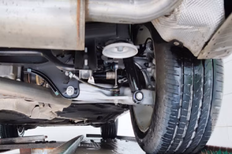 BMW X5 xDrive30d sử dụng động cơ 6cyl thẳng hàng, dung tích 3.0L (2.993cc) tăng áp BMW TwinPower (twin scroll turbocharger) sản sinh công suất tối đa 255 mã lực tại 4.000 vòng/phút và mô men xoắn cực đại 560 Nm tại dải vòng tua từ 1.500 – 3.000 vòng/phút. Sức mạnh được truyền xuống hệ dẫn động bốn bánh toàn thời gian (xDrive) thông qua hộp số tự động 8 cấp. Theo BMW, phiên bản này có mức tiêu hao nhiên liệu kết hợp khoảng 5,9 Lít/100km.