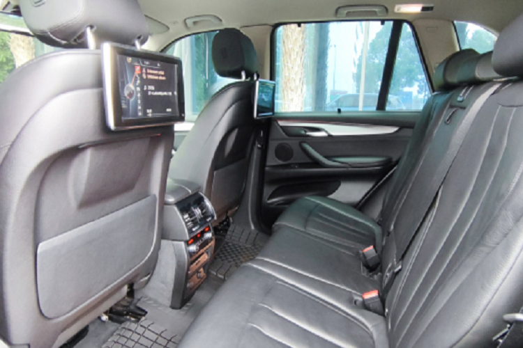 Nhìn chung, BMW X5 là một trong những dòng xe sang sử dụng động cơ dầu hiếm hoi được phân phối tại thị trường Việt. Tại thời điểm ra mắt cách đây hơn 5 năm, BMW X5 (F15) bản xDrive30d là một trong những lựa chọn chơi xe SUV hạng sang cỡ trung máy dầu hiếm hoi tại Việt Nam.