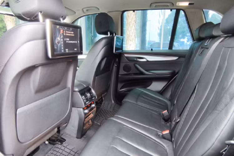 Nhìn chung, BMW X5 là một trong những dòng xe sang sử dụng động cơ dầu hiếm hoi được phân phối tại thị trường Việt. Tại thời điểm ra mắt cách đây hơn 5 năm, BMW X5 (F15) bản xDrive30d là một trong những lựa chọn chơi xe SUV hạng sang cỡ trung máy dầu hiếm hoi tại Việt Nam.