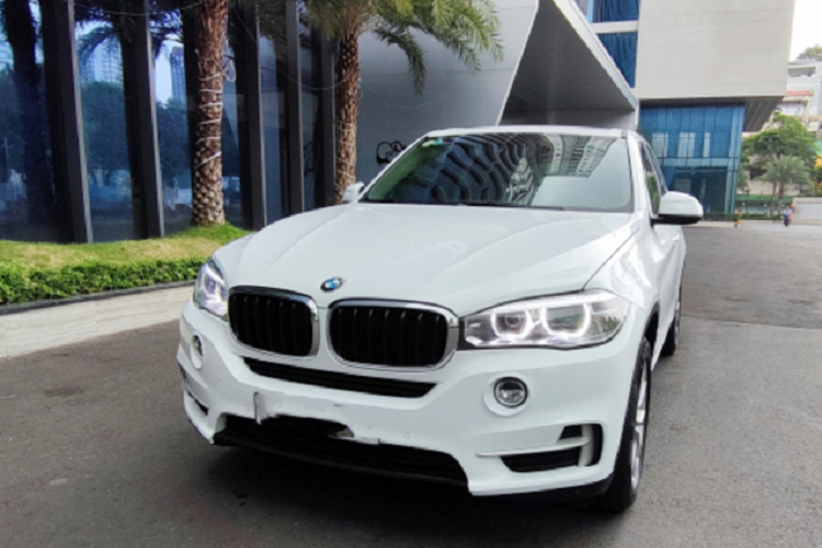 Trước khi BMW lần đầu giới thiệu mẫu xe X7 hoàn toàn mới cách đây 2 năm. BMW X5 thế hệ cũ (F15) từng nắm giữ vai trò là mẫu SAV đầu bảng của thương hiệu xe Đức. Chiếc BMW X5 thế hệ thứ 3 phiên bản xDrive30d được xem là hàng hiếm tại Việt Nam khi sử dụng động cơ dầu tiết kiệm và mô-men xoắn mạnh mẽ, phù hợp với những khách hàng thích xe máy dầu.