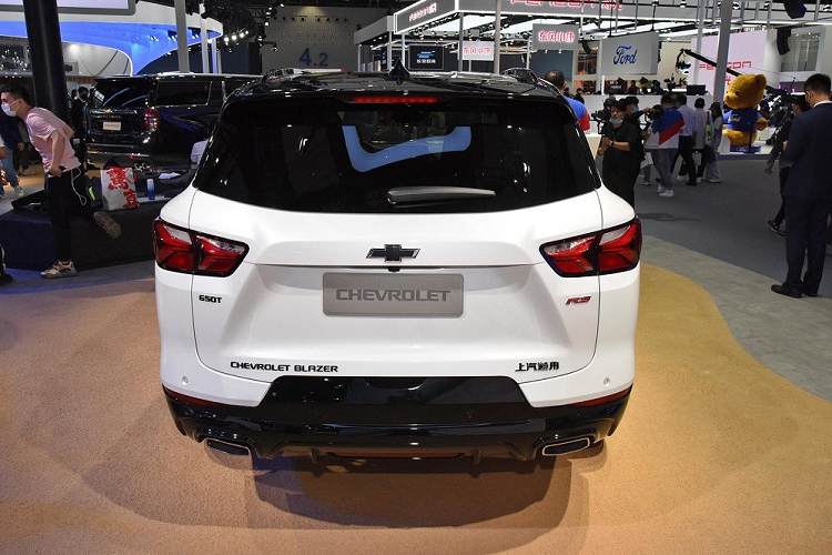 Bên cạnh đó là những trang bị tiện nghi như hệ thống thông tin giải trí MyLink+, hỗ trợ Apple CarPlay/Android Auto, Baidu CarLife, Bluetooth, ra lệnh bằng giọng nói và tính năng cập nhật phần mềm từ xa qua WiFi. Hệ thống âm thanh Bose và camera 360 độ với độ phân giải cao cũng có mặt trên mẫu SUV 7 chỗ này.