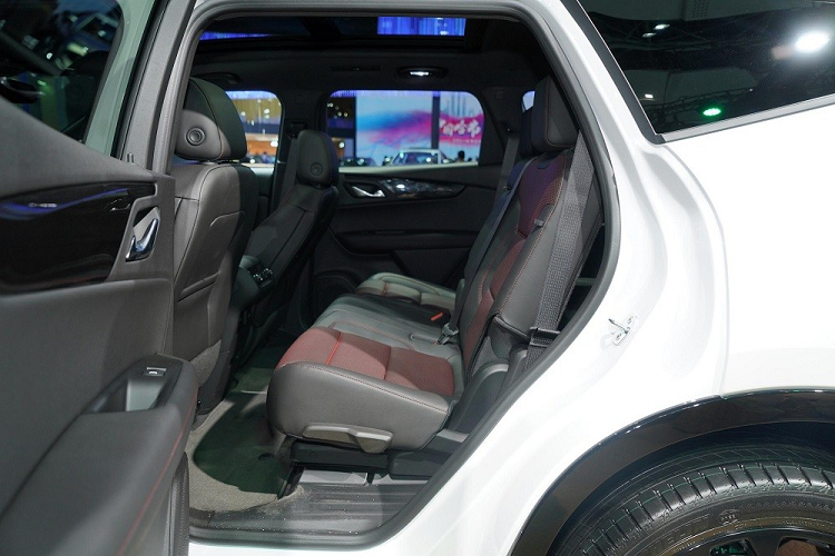 Bên ngoài, Chevrolet Blazer 48V White Night Edition được sơn màu trắng Pearl White với nóc đen tương phản. Thêm vào đó là bộ vành hợp kim 21 inch với thiết kế 6 chấu hình chữ "Y" sơn màu đen. Ngoài ra, xe còn đi kèm nhiều chi tiết ngoại thất khác sơn màu đen như logo hình chữ thập, lưới tản nhiệt và tem chữ nổi. Riêng logo "RS" trên xe lại được sơn màu đỏ.