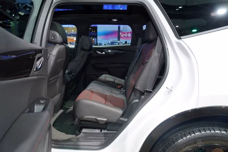 Bên ngoài, Chevrolet Blazer 48V White Night Edition được sơn màu trắng Pearl White với nóc đen tương phản. Thêm vào đó là bộ vành hợp kim 21 inch với thiết kế 6 chấu hình chữ "Y" sơn màu đen. Ngoài ra, xe còn đi kèm nhiều chi tiết ngoại thất khác sơn màu đen như logo hình chữ thập, lưới tản nhiệt và tem chữ nổi. Riêng logo "RS" trên xe lại được sơn màu đỏ.