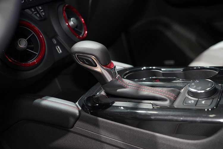 Được gọi bằng cái tên Chevrolet Blazer 48V White Night Edition, phiên bản đặc biệt mới của Chevrolet Blazer ra đời dựa trên bản cao cấp nhất là Blazer 650T RS Twin-Clutch AWD 7 chỗ. Sở dĩ phiên bản đặc biệt này có cụm "48V" trong tên gọi vì xe sử dụng hệ truyền động mild hybrid 48V.