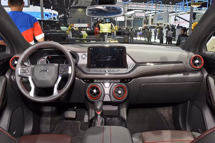 Động cơ kể trên có sự hỗ trợ của hệ thống mild hybrid 48V với 6 chế độ hoạt động là Auto Start, E-boost, Smart Charge, Brake Energy Regeneration, E-idle và Smart Stop. Hệ thống này hứa hẹn mang đến trải nghiệm lái linh hoạt, mượt mà hơn và giúp động cơ tiết kiệm xăng hơn. Theo hãng Chevrolet, Blazer 48V White Night Edition tiêu thụ lượng xăng trung bình là 7,1 lít/100 km.