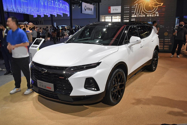 Lần đầu tiên trình làng tại Trung Quốc vào hồi tháng 4 năm ngoái, Chevrolet Blazer 2021 mới hiện là mẫu SUV đầu bảng của thương hiệu ôtô Mỹ tại thị trường tỷ dân này. Sau hơn 1 năm, hãng Chevrolet đã vén màn phiên bản đặc biệt mới của Blazer tại triển lãm Ô tô Quảng Châu 2021 hiện đang diễn ra tại Trung Quốc.