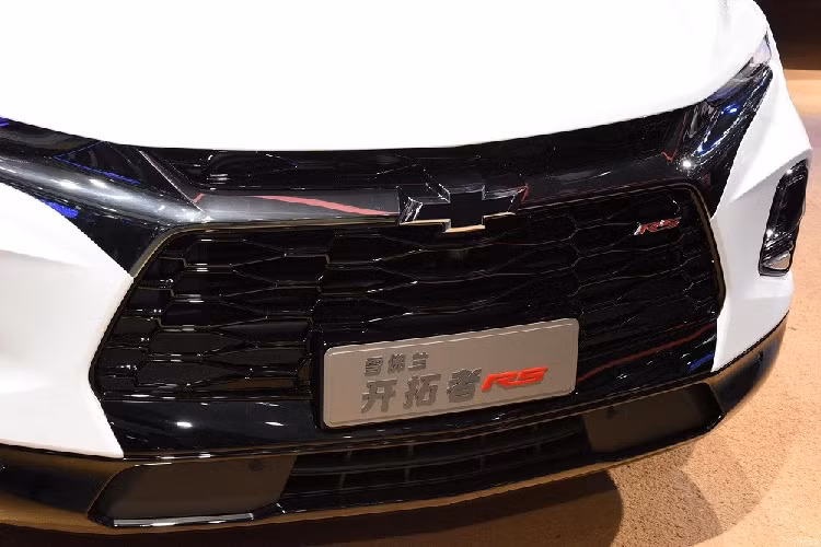 Cụ thể, "trái tim" của Chevrolet Blazer 48V White Night Edition mới là động cơ xăng Ecotec 4 xi-lanh, tăng áp, dung tích 2.0L, sản sinh công suất tối đa 237 mã lực tại tua máy 5.600 vòng/phút và mô-men xoắn cực đại 350 Nm tại dải tua máy 1.500 - 4.000 vòng/phút. Động cơ đồng hành cùng hộp số tự động Hydra-Matic 9 cấp và hệ dẫn động 4 bánh. Nhờ đó, xe có thể tăng tốc từ 0-100 km/h trong 8,4 giây và đạt vận tốc tối đa 210 km/h.