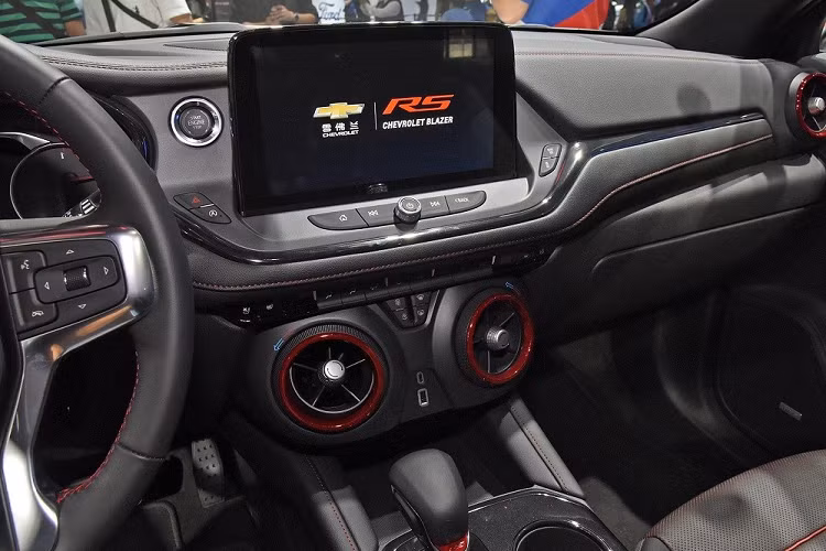 Ngoài hệ truyền động tiết kiệm nhiên liệu, Chevrolet Blazer 48V White Night Edition còn được thiết kế với cảm hứng từ mẫu xe concept FNR-CarryAll từng ra mắt năm 2018. Do đó, phiên bản đặc biệt của Chevrolet Blazer mang trên mình thiết kế "cơ bắp", chịu ảnh hưởng từ mẫu xe thể thao Camaro.