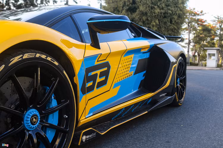 Tuy nhiên, bản độ này còn nổi bật hơn cả chiếc SVJ 63 khi sở hữu bộ tem thiết kế riêng. Bộ tem tone xanh đen theo phong cách Neo Geo - lấy cảm hứng từ chính ngôn ngữ thiết kế "The hexagon and the Y" của Lamborghini.