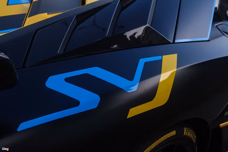 Cung cấp sức mạnh cho Aventador SVJ là động cơ V12 6.5L, sản sinh công suất 770 mã lực tại 8.500 vòng/phút và mô-men xoắn 720 Nm tại vòng tua 6.750 vòng/phút. Hệ thống ống xả nguyên bản của xe được thay bằng thương hiệu B.R.E nhẹ hơn và âm thanh hay hơn.