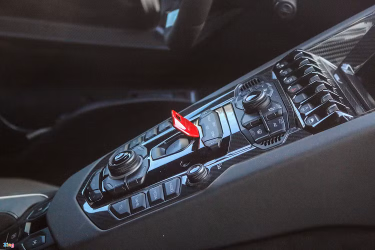 Nội thất của xe mang tone màu đen chủ đạo với các họa tiết đặc trưng của Aventador. Toàn bộ khoang lái được bọc da Alcantara, sợi carbon và các chất liệu da cao cấp khác. Bộ ghế của xe là kiểu bucket seat bằng carbon, tương tự ghế trên các mẫu xe đua. 