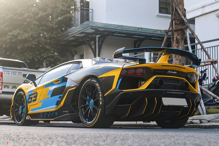 Đây là chiếc Aventador SVJ thứ 2 được đưa về Việt Nam. Nguyên bản, xe khá nổi bật với màu sơn vàng Giallo Evros. Xe được khoác lên bộ decal lấy cảm hứng từ Aventador SVJ 63 - phiên bản giới hạn hơn của SVJ.