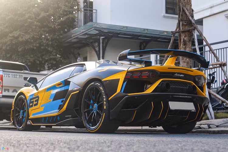 Đây là chiếc Aventador SVJ thứ 2 được đưa về Việt Nam. Nguyên bản, xe khá nổi bật với màu sơn vàng Giallo Evros. Xe được khoác lên bộ decal lấy cảm hứng từ Aventador SVJ 63 - phiên bản giới hạn hơn của SVJ.
