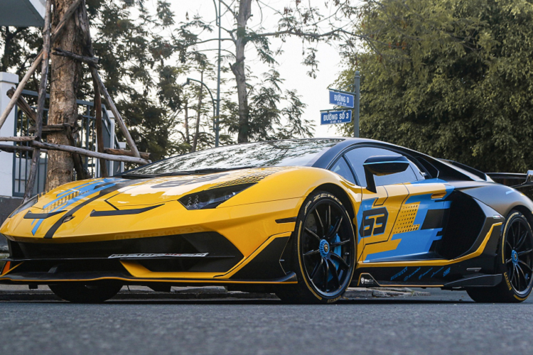 Aventador SVJ là siêu xe đắt nhất của Lamborghini tại Việt Nam. Sau khi đóng các loại thuế phí, siêu xe này có giá khoảng 50 tỷ đồng. Đối thủ đáng gờm của Aventador SVJ tại Việt Nam là Ferrari SF90 Stradale có giá từ 37 tỷ đồng.