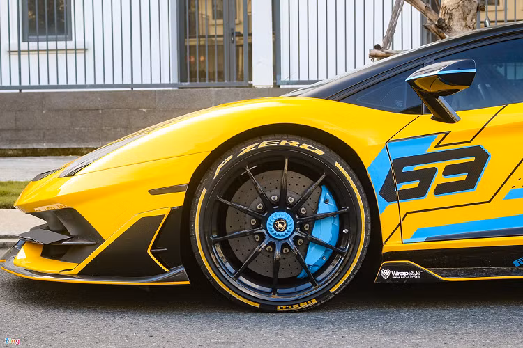 Siêu xe vẫn sử dụng bộ mâm đúc Nireo Forged màu xám mờ nguyên bản, kích thước 20 inch ở phía trước và 21 inch ở phía sau. Điểm khác biệt đến từ bộ lốp được in viền vàng, lấy cảm hứng từ xe đua F1.