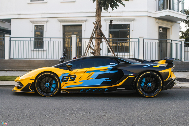 Số 63 xuất hiện ở 2 bên cửa và nắp ca-pô như một điểm nhận diện của phiên bản giới hạn này. Lamborghini chỉ sản xuất 63 chiếc Aventador SVJ 63 để kỷ niệm năm thành lập của hãng - 1963. 