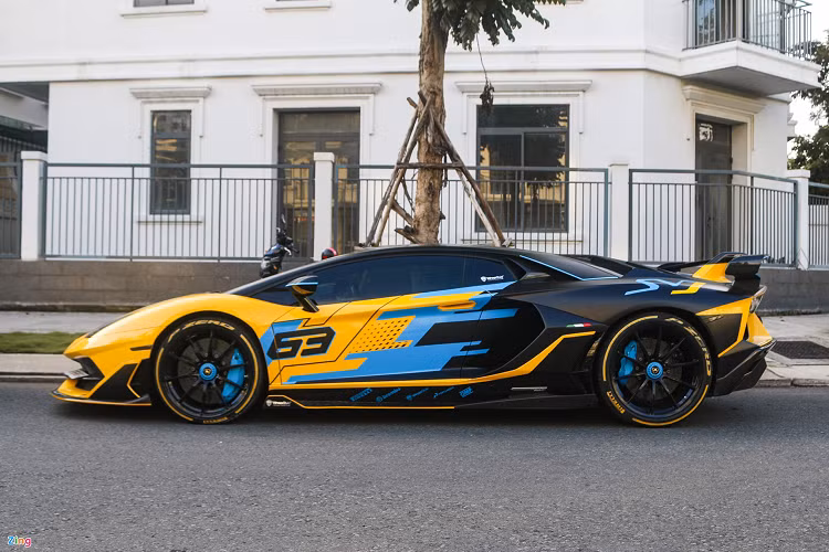 Số 63 xuất hiện ở 2 bên cửa và nắp ca-pô như một điểm nhận diện của phiên bản giới hạn này. Lamborghini chỉ sản xuất 63 chiếc Aventador SVJ 63 để kỷ niệm năm thành lập của hãng - 1963. 