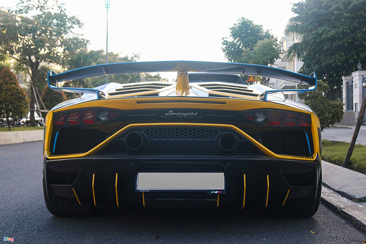 Trước đó, chiếc Lamborghini Aventador SVJ này đã được trang bị gói độ đến từ hãng Novitec. Với gói độ này, xe được bổ sung nhiều chi tiết bằng carbon như ốp cản trước, ốp khe gió, ốp sườn... nhằm tăng tính thể thao.