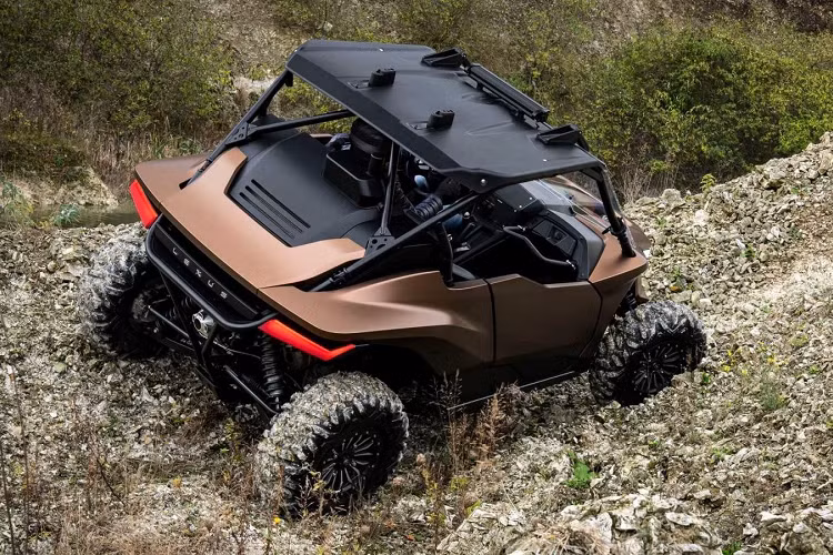 Thiết bị chuyển số có các vị trí Drive, Neutral, và Reverse đơn giản. Các nút xoay trên cụm điều khiển trung tâm sẽ kiểm soát chế độ lái và vận hành đèn pha. Ngoài ra, cabin còn có những chiếc ghế thể thao bọc da tổng hợp, và dây đai an toàn 4 điểm. Không có dấu hiệu nào cho thấy Lexus ROV hoàn toàn mới vào sản xuất. Tuy nhiên, thật thú vị khi đây là cách thương hiệu này giới thiệu công nghệ động cơ đốt cháy hydro