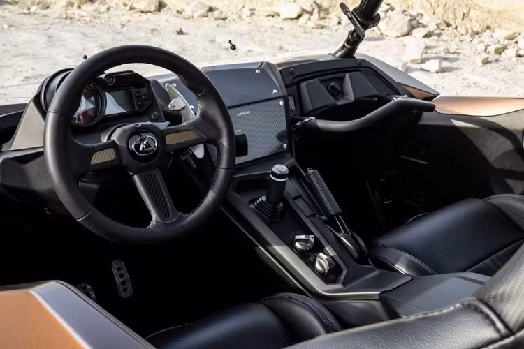 Hệ thống treo có vị trí lộ ra ngoài, và bạn thậm chí có thể nhìn thấy các điểm lắp đặt thanh chống cuộn dây thông qua những lỗ trên phần capô. Những bức ảnh ở đây còn cho thấy các bánh xe nằm nhô ra khỏi thân xe, và một tấm kính chắn gió mang nhãn hiệu Lexus có thể tháo rời.