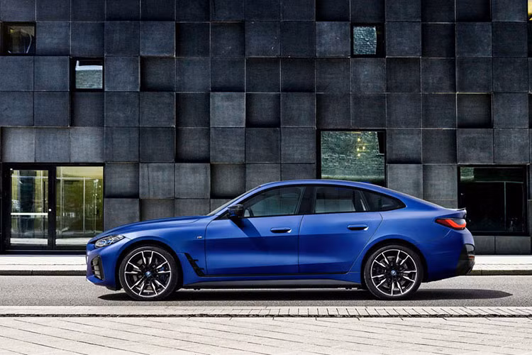 Để đảm bảo chiếc xe có thể theo kịp phần còn lại của dòng M, BMW trang bị cho i4 M50 hai động cơ điện, bao gồm một động cơ 255 mã lực phía trước và động cơ 308 mã lực phía sau, được điều khiển bằng hộp số đơn cấp. 