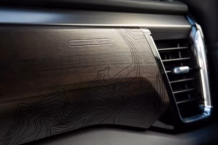 GMC Sierra cũng có thêm phiên bản Denali Ultimate hướng đến trải nghiệm cao cấp trên một chiếc bán tải cho khách hàng. Ở phiên bản Denali Ultimate, xe được trang bị vành 22 inch tiêu chuẩn, đèn hậu MultiPro, thùng xe CarbonPro. Toàn bộ khoang lái bọc da, hàng ghế trước chỉnh điện 16 hướng tích hợp sưởi, làm mát, massage. Hệ thống giải trí tiêu biểu ở Denali Ultimate là 12 loa Bose, gương hậu kỹ thuật số và màn hình HUD có kích thước lên tới 15 inch.