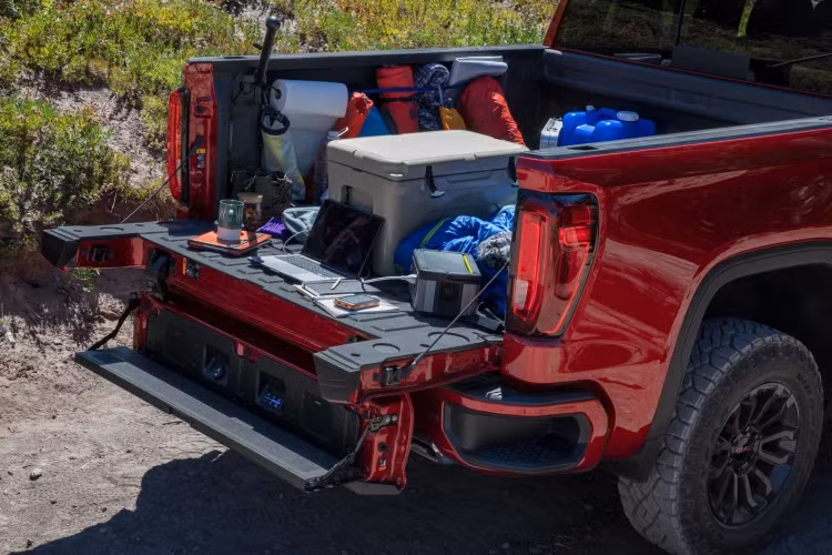 Động cơ này được kết hợp với hộp số tự động 8 cấp đã được nâng cấp với khả năng xuống số nhanh hơn. Phiên bản dùng động cơ 2.7 lít có sức kéo lên tới 4.354 kg. GMC Sierra phiên bản AT4X tập trung vào khả năng off-road. Hệ thống treo được trang bị bộ giảm chấn Multimatic DSSV và lò xo đặt làm riêng giúp xe tăng thêm 25-50 mm khi so sánh với AT4 tiêu chuẩn. Lốp Goodyear Wrangler DuraTrac Mud-Terrain cùng vành 18 inch, bảo vệ gầm xe. Hai bên sườn xe cũng được bảo vệ bằng các thanh chắn khi đi vào đường sỏi đá.