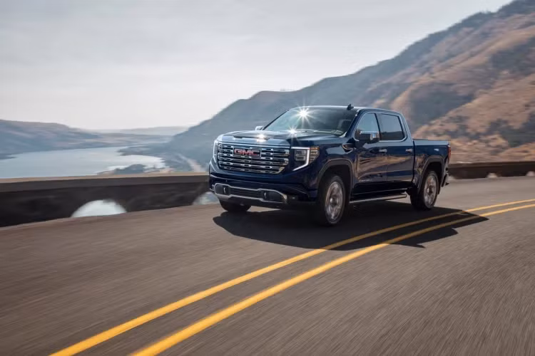 Cấu hình động cơ, hộp số, màn hình HUD, dàn âm thanh Bose ở phiên bản AT4X không thay đổi so với Denali Ultimate. GMC Sierra 2022 sở hữu hàng loạt các hệ thống an toàn tiêu chuẩn gồm bộ hệ thống hỗ trợ người lái bao gồm cảnh báo va chạm phía trước, phanh khẩn cấp tự động và phanh gấp tránh người đi bộ phía trước, cảnh báo lệch làn đường, cảnh báo điểm mù và đèn pha thông minh.