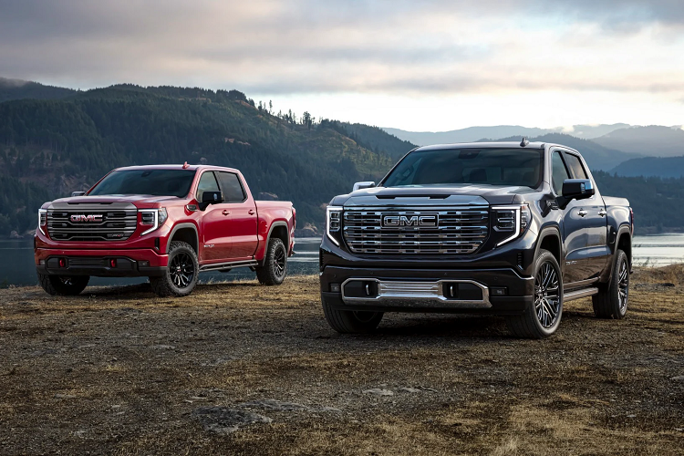 Hãng xe Mỹ - vừa ra mắt GMC Sierra 1500 2022 mới. Mẫu bán tải cao lớn, bề thế nổi bật với lưới tản nhiệt chiếm gần hết đầu xe. Cụm đèn pha hai tầng được gói gọn kèm đèn LED định vị ban ngày hình chữ C. Tuy là phiên bản mới nhưng Sierra Denali vẫn sở hữu những đường nét vuông vức truyền thống, cổ điển đặc trưng của xe Mỹ.
