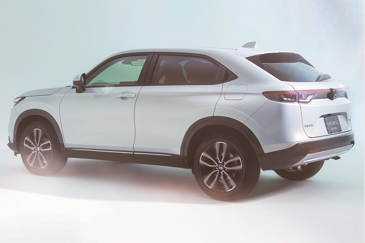 Phía sau Honda HR-V 2021 mới được bố trí cụm đèn hậu LED trải dài toàn bộ phần đuôi và logo Honda đặt ở giữa. Khu vực gắn biển số nay được làm sâu hơn. Cánh gió đuôi và nút mở cốp sau dạng ẩn vẫn được làm giống HR-V đời cũ.