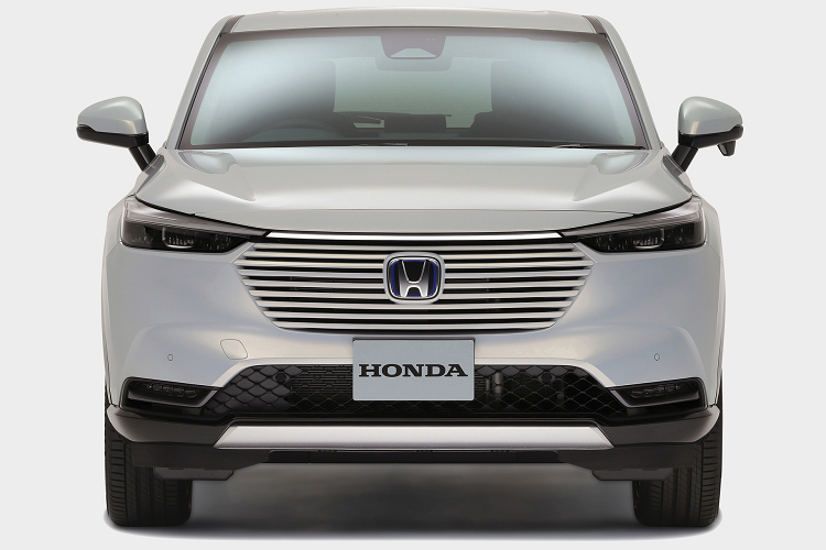 Dù thay đổi thiết kế, HR-V đời 2021 vẫn được giữ lại các chi tiết đặc trưng ở phần đầu xe như cụm đèn pha nhỏ gọn nối với nhau bởi cụm lưới tản nhiệt lục giác cùng màu thân xe. Ở thế hệ cũ, lưới tản nhiệt của HR-V được thiết kế mới hoàn toàn với dạng thanh chrome to bản.