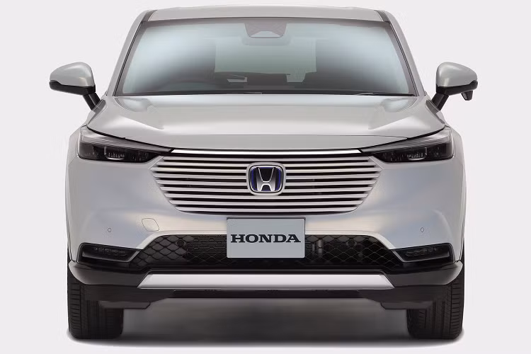 Dù thay đổi thiết kế, HR-V đời 2021 vẫn được giữ lại các chi tiết đặc trưng ở phần đầu xe như cụm đèn pha nhỏ gọn nối với nhau bởi cụm lưới tản nhiệt lục giác cùng màu thân xe. Ở thế hệ cũ, lưới tản nhiệt của HR-V được thiết kế mới hoàn toàn với dạng thanh chrome to bản.