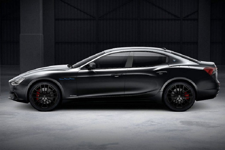 Cao hơn, bản cấu hình Maserati Sportivo X đặc biệt được trang bị thêm hệ thống giảm chấn thích ứng Skyhook hiện đại, gói hỗ trợ người lái nâng cấp Driver Assistance Pack Plus, đèn pha LED Matrix thích ứng và mâm xe Titano 21 inch, sơn đen bóng. Bên trong, Ghibli Hybrid Sportivo X có ghế ngồi sưởi và làm mát cùng vô-lăng bọc da có chức năng sưởi. Thêm vào đó, bản này sẽ có thêm sạc không dây, cửa hít cũng như bàn đạp bằng thép không gỉ phay xước bề mặt.