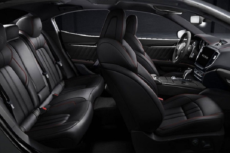 Bản Sportivo của Levante có sự khác biệt với Ghibli khi chưa có được gói nâng cấp Nerissimo ngay từ đầu. Trên chiếc SUV này, hãng xe thể thao đến từ Anh Quốc trang bị bộ mâm Efesto sơn đen bóng, kích thước 20 inch với cùm phanh bên trong màu đỏ nổi bật. Ở bên trong, khoang lái của chiếc SUV này có được ghế ngồi thể thao, chỉnh điện 12 hướng với chức năng sưởi và nhớ ghế, da bọc và chỉ khâu màu đen, cửa sổ trời toàn cảnh và lẫy chuyển số bằng nhôm.