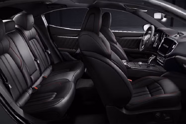 Bản Sportivo của Levante có sự khác biệt với Ghibli khi chưa có được gói nâng cấp Nerissimo ngay từ đầu. Trên chiếc SUV này, hãng xe thể thao đến từ Anh Quốc trang bị bộ mâm Efesto sơn đen bóng, kích thước 20 inch với cùm phanh bên trong màu đỏ nổi bật. Ở bên trong, khoang lái của chiếc SUV này có được ghế ngồi thể thao, chỉnh điện 12 hướng với chức năng sưởi và nhớ ghế, da bọc và chỉ khâu màu đen, cửa sổ trời toàn cảnh và lẫy chuyển số bằng nhôm.