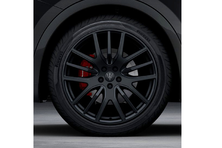 Về phần trang bị, Levante Sportivo X vẫn sẽ có được hệ thống đèn pha full LED Matrix thích ứng ở bên ngoài. Bên trong, nội thất được bọc da tối màu với chỉ khâu tưởng phản màu đỏ nổi bật, ghế ngồi thể thao có chức năng sưởi và làm mát, vô-lăng sưởi bọc da, cửa hít, bàn đạp thể thao bằng thép không gỉ,…