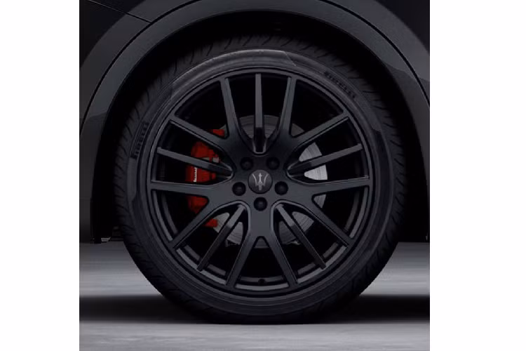 Về phần trang bị, Levante Sportivo X vẫn sẽ có được hệ thống đèn pha full LED Matrix thích ứng ở bên ngoài. Bên trong, nội thất được bọc da tối màu với chỉ khâu tưởng phản màu đỏ nổi bật, ghế ngồi thể thao có chức năng sưởi và làm mát, vô-lăng sưởi bọc da, cửa hít, bàn đạp thể thao bằng thép không gỉ,…