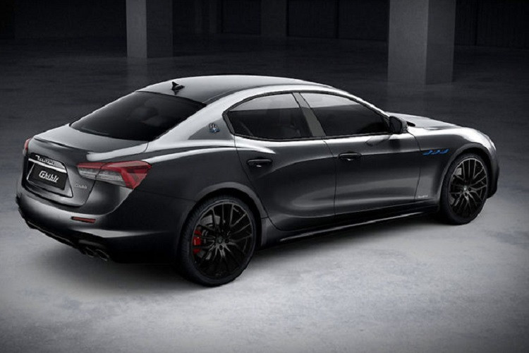 Ở cấu hình Sportivo, chiếc Ghibli Hybrid sẽ được trang bị tiêu chuẩn gói nâng cấp ngoại thất Nerissimo với các chi tiết viền ngoại thất sơn đen bóng thay vì ốp crom sáng. Bản này được trang bị bộ mâm nhôm Urano kích thước 20 inch. Bên trong, nội thất sẽ được bọc da toàn bộ với lẫy chuyển số được làm bằng nhôm, ghế ngồi chỉnh điện 12 hướng với chức năng sưởi. Gỗ ốp sử dụng loại sơn đen bóng piano black.