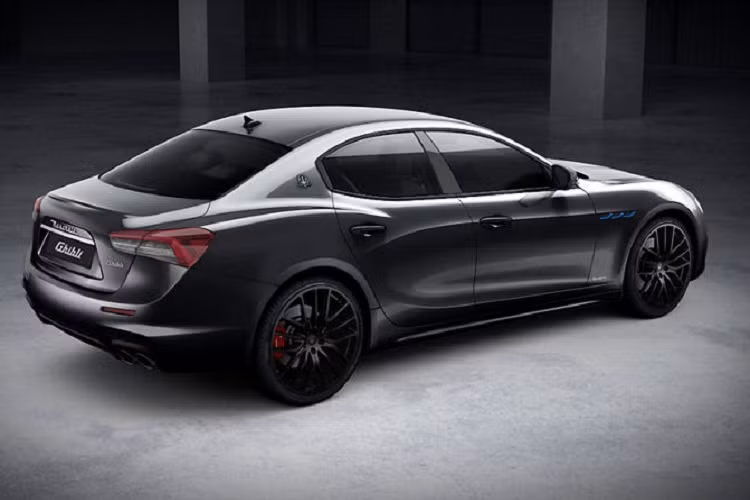 Ở cấu hình Sportivo, chiếc Ghibli Hybrid sẽ được trang bị tiêu chuẩn gói nâng cấp ngoại thất Nerissimo với các chi tiết viền ngoại thất sơn đen bóng thay vì ốp crom sáng. Bản này được trang bị bộ mâm nhôm Urano kích thước 20 inch. Bên trong, nội thất sẽ được bọc da toàn bộ với lẫy chuyển số được làm bằng nhôm, ghế ngồi chỉnh điện 12 hướng với chức năng sưởi. Gỗ ốp sử dụng loại sơn đen bóng piano black.