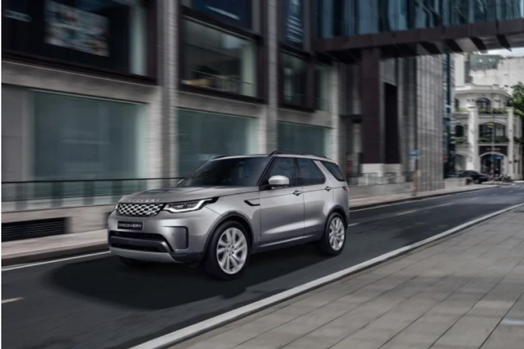 Với giá bán khởi điểm từ 4,5 tỷ đồng, Land Rover Discovery sẽ trở thành một lựa chọn mới dành cho khách hàng Việt có điều kiện kinh tế khá giả, đang có nhu cầu sở hữu một chiếc SUV hạng sang cỡ lớn 7 chỗ ngồi rộng rãi, để phục vụ cho gia đình. So với các đối thủ đến từ Đức, mẫu SUV cỡ lớn của Anh Quốc mang ưu điểm ở khả năng vận hành vượt địa hình linh động.