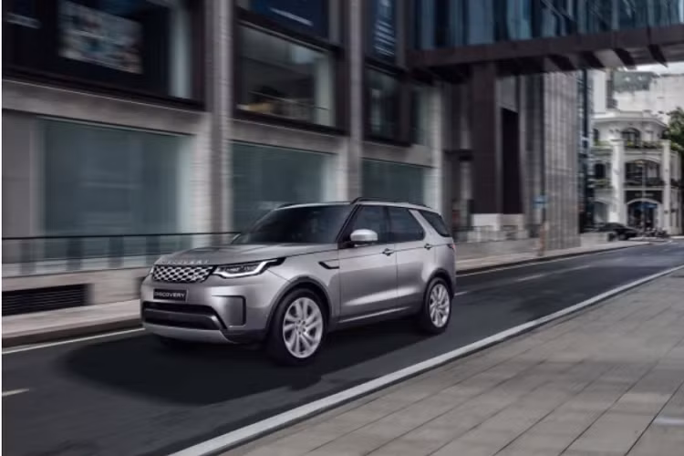 Với giá bán khởi điểm từ 4,5 tỷ đồng, Land Rover Discovery sẽ trở thành một lựa chọn mới dành cho khách hàng Việt có điều kiện kinh tế khá giả, đang có nhu cầu sở hữu một chiếc SUV hạng sang cỡ lớn 7 chỗ ngồi rộng rãi, để phục vụ cho gia đình. So với các đối thủ đến từ Đức, mẫu SUV cỡ lớn của Anh Quốc mang ưu điểm ở khả năng vận hành vượt địa hình linh động.