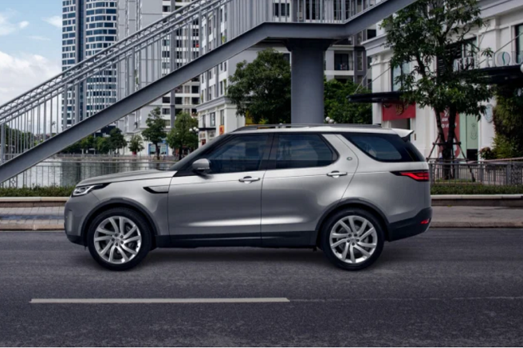 Ở phiên bản Discovery SE P360 cao cấp nhất, xe sử dụng động cơ xăng 6cyl thẳng hàng, dung tích 3.0L tăng áp, kết hợp với hệ truyền động mild-hybrid (MHEV) cho công suất tối đa 354 mã lực (360PS) tại 5.500-6.500 vòng/phút, mô-men xoắn cực đại 500Nm tại 1.750-5.000 vòng/phút.