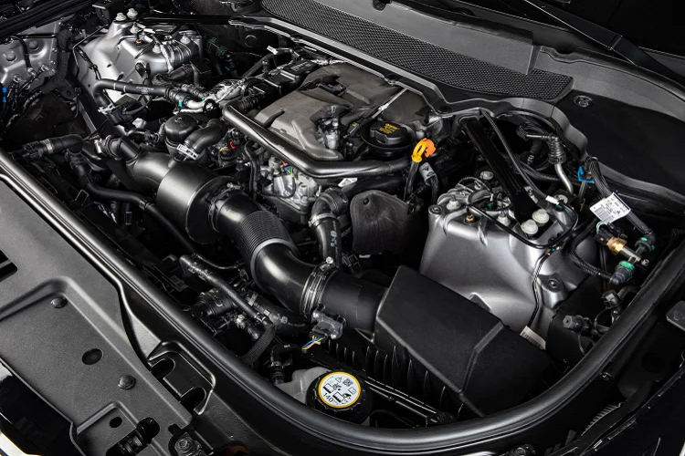 Tại thị trường Việt Nam, Land Rover Discovery 2021 mới được phân phối với 2 lựa chọn động cơ khác nhau. Ở hai phiên bản S P300 và SE P4300, xe đều sử dụng chung động cơ xăng 4cyl dung tích 2.0L tăng áp, sản sinh công suất cực đại 295 mã lực (300PS) tại 5.500 vòng/phút, mô-men xoắn cực đại 400Nm tại 1.500-4.500 vòng/phút.