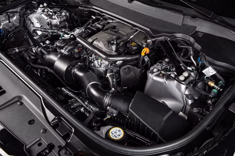 Tại thị trường Việt Nam, Land Rover Discovery 2021 mới được phân phối với 2 lựa chọn động cơ khác nhau. Ở hai phiên bản S P300 và SE P4300, xe đều sử dụng chung động cơ xăng 4cyl dung tích 2.0L tăng áp, sản sinh công suất cực đại 295 mã lực (300PS) tại 5.500 vòng/phút, mô-men xoắn cực đại 400Nm tại 1.500-4.500 vòng/phút.