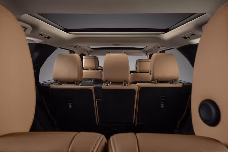 Discovery mới được trang bị vô lăng 4 chấu thiết kế mới, các nút bấm đều thiết kế có ánh sáng nền thay đổi đẹp mắt và tùy theo ngữ cảnh. Hệ thống đèn nội thất tùy chọn với dải 10 màu sắc có thể thay đổi. Tùy từng phiên bản, hàng ghế trước trang bị tiêu chuẩn ghế chỉnh điện 14 hướng với các tùy chọn chức năng sưởi, làm mát và massage. Trang bị cửa sổ trời toàn cảnh.