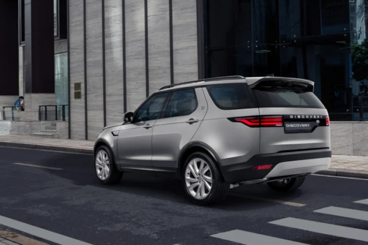 Bên cạnh hệ thống điều hòa không khí tự động 2 vùng và hệ thống tạo ion lọc không khí nội thất là trang bị tiêu chuẩn, xe còn cung cấp nhiều tùy chọn như hệ thống điều hòa tự động 3 vùng hoặc tự động 4 vùng, tuỳ chọn màn hình (HUD) hiển thị đa thông tin trên kính lái để hiện thị tất cả các thông tin như: tốc độ, dẫn đường… hay sạc điện thoại không dây và hơn nữa.