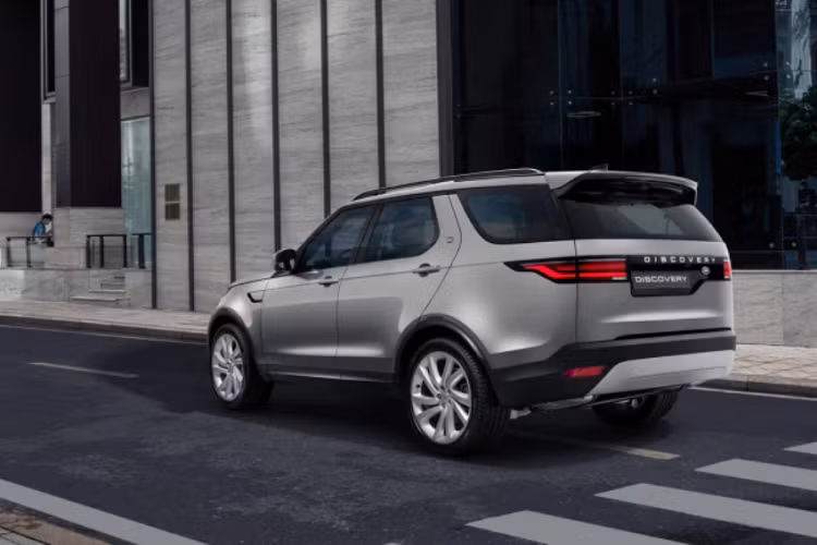 Bên cạnh hệ thống điều hòa không khí tự động 2 vùng và hệ thống tạo ion lọc không khí nội thất là trang bị tiêu chuẩn, xe còn cung cấp nhiều tùy chọn như hệ thống điều hòa tự động 3 vùng hoặc tự động 4 vùng, tuỳ chọn màn hình (HUD) hiển thị đa thông tin trên kính lái để hiện thị tất cả các thông tin như: tốc độ, dẫn đường… hay sạc điện thoại không dây và hơn nữa.