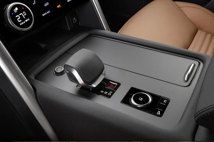 Công nghệ Tùy chỉnh chế độ vượt địa hình Terrain Response có thể được cấu hình cho phép người lái xe tinh chỉnh quá trình điều tiết bướm ga, thời điểm chuyển số, cài đặt hệ thống lái và hệ thống treo cho phù hợp với sở thích, tất cả đều cho phép người lái có thể điều chỉnh cài đặt theo sở thích.