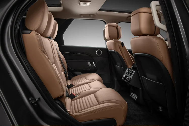 Phiên bản nâng cấp mới của dòng SUV Land Rover Discovery (L462) sở hữu thiết kế đẹp mắt và sang trọng hơn. Ngoại thất cải tiến với đèn trước và đèn hậu LED mới. Phần đầu xe nổi bật với cụm lưới tản nhiệt cùng cản trước được tinh chỉnh phù hợp với những chi tiết ngoại thất trên thân xe đã được làm rộng hơn, và các khe hút gió bên hông mới thiết kế năng động hơn.